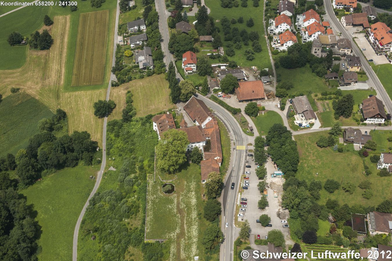 Schloss Brestenberg (gegen den linken Bildrand zum Hallwilersee). Ein ursprünglicher Landsitz der Herren von Hallwyl, erbaut im barocken Stil. In den 1980-er Jahren Restaurant und Hotel. Danach im Besitz der Winterthurer «Stiftung für Kunst, Kultur und Geschichte» von Bruno Stefanini. - Im Frühjahr 2024 fanden erste Vorarbeiten zu einer Neunutzung und -gestaltung von Gebäuden und Umland statt. Vision bis 2032: Schlossgarten als öffentlicher Treffpunkt (Märkte, Feste, Workshops), Restaurant mit regionaler Küche, Erkundung von Technologien z.B. im Bereich 'Vertical Farming' und vieles mehr.
